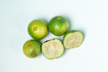 Fruta de arrayán madura (Psidium sartorianum), originaria de El Salvador, fotografiada sobre fondo neutro. Fruto tropical de color verde a amarillo, utilizado tradicionalmente en refrescos naturales.