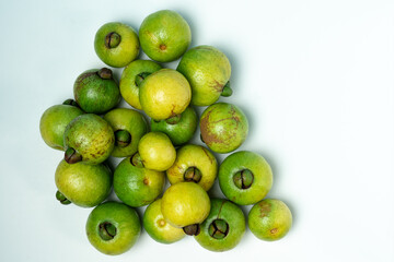 Fruta de arrayán madura (Psidium sartorianum), originaria de El Salvador, fotografiada sobre fondo neutro. Fruto tropical de color verde a amarillo, utilizado tradicionalmente en refrescos naturales.