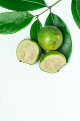 Fruta de arrayán madura (Psidium sartorianum), originaria de El Salvador, fotografiada sobre fondo neutro. Fruto tropical de color verde a amarillo, utilizado tradicionalmente en refrescos naturales.
