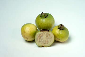 Fruta de arrayán madura (Psidium sartorianum), originaria de El Salvador, fotografiada sobre fondo neutro. Fruto tropical de color verde a amarillo, utilizado tradicionalmente en refrescos naturales.