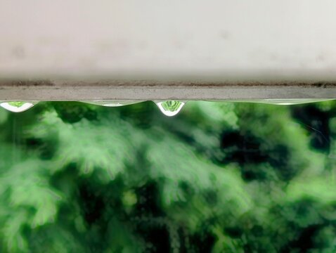 ある雨の日、手すりから滴る雨粒
