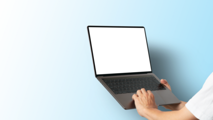 パソコンを持って操作する男性