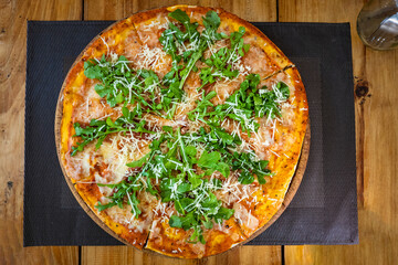 prosciutto and arugula pizza