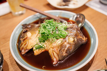 本日のおすすめのハマフエフキ（フエフキダイ科）の頭を煮魚にしてもらった。
たっぷりのネギと甘辛いソース。大変に美味しい。
夜の池袋の街。
素敵な海鮮居酒屋で晩ごはんを食す。
池袋豊島区東京都-2024