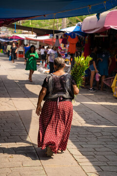 Mujer en mercado de Juquila