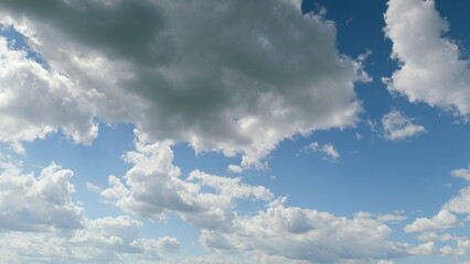 Obraz premium The Expansive Sky Displaying Fluffy Clouds An AweInspiring Wonder in Natures Beauty Time lapse.