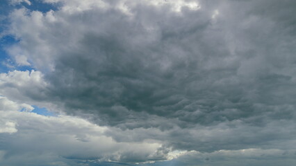 Obraz premium Witness the Dramatic Cloud Formation That Beautifies the Overhead Sky in Natures Display Time lapse.