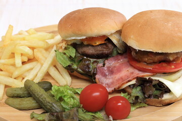 手作りのハンバーガーとポテト