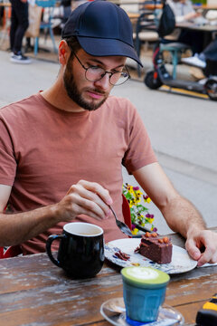 Man eating cake in caffee