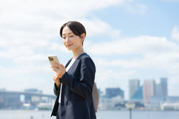 女性　ビジネス　スマートフォン　スマホ