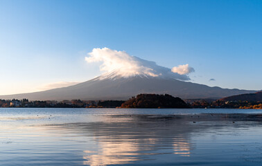 Obraz premium Mount Fuji, the iconic symbol of Japan, during the season of autumn foliage, a period of exceptional beauty.kawaguchiko,japan. 