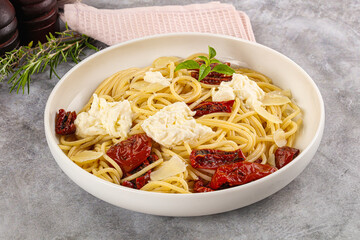 Italian spaghetti with stracciatella and tomato