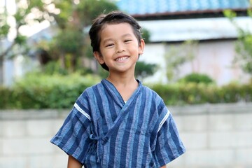 甚平を着た日本人の笑顔の男の子