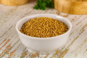 Dry mustard seeds in the bowl
