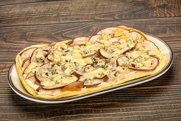 Roman pizza with pear and gorgonzola