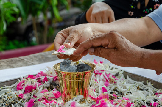 Buddhist cremation ritual
