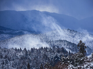 冬の中山道の観光名所馬籠宿の展望台から見た恵那山の雪景色