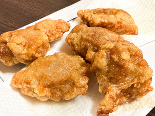 揚げたての鶏のから揚げ