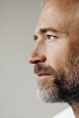 Obraz premium closeup portrait of actor or musician emphasizing their facial expression in light minimalist style