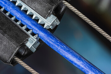 Self-locking clamp designed for suspending telecommunication and fiber optic cables with a supporting messenger wire