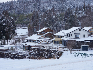 冬の日本の田舎の村と雪山の風景