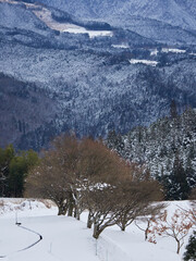 冬の中山道の観光名所馬籠宿の展望台から見た恵那山の雪景色