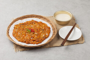 Pancakes made with sliced ​​kimchi and fried.
