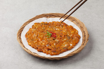 Pancakes made with sliced ​​kimchi and fried.