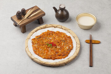 Pancakes made with sliced ​​kimchi and fried.