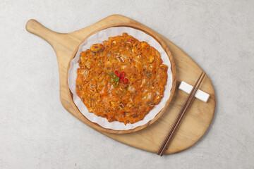 Pancakes made with sliced ​​kimchi and fried.