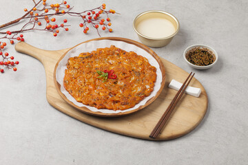 Pancakes made with sliced ​​kimchi and fried.