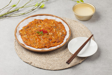 Pancakes made with sliced ​​kimchi and fried.