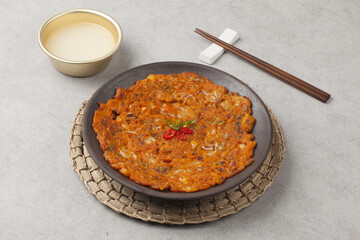 Pancakes made with sliced ​​kimchi and fried.