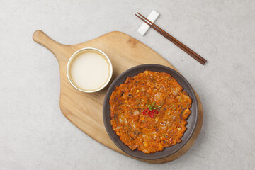 Pancakes made with sliced ​​kimchi and fried.