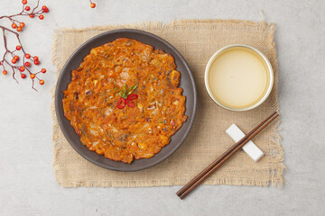 Pancakes made with sliced ​​kimchi and fried.
