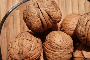 Orzechy włoskie na drewnianej macie