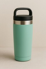 Obraz premium A teal-colored water bottle with a black lid and handle