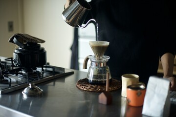 ハンドドリップでコーヒーを淹れているところ