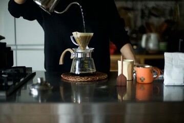 ハンドドリップでコーヒーを淹れているところ