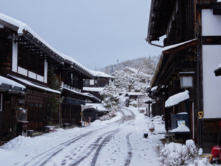 Naklejka premium 観光名所中山道の馬籠宿の古い町並みの雪景色