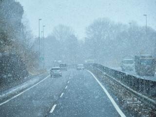 冬の大雪の天気の中の高速道路の風景