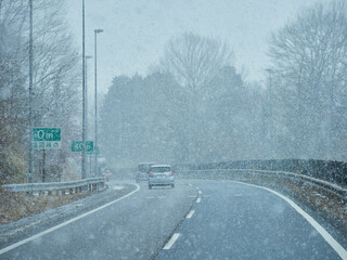 冬の大雪の天気の中の高速道路の風景