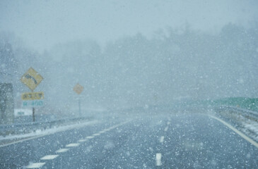 冬の大雪の天気の中の高速道路の風景