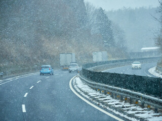 冬の大雪の天気の中の高速道路の風景