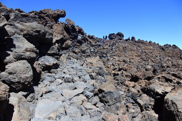 Menschen auf einem Wanderweg am Pico del Teide