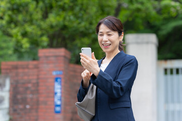 女性　ビジネス　スマホ　スマートフォン