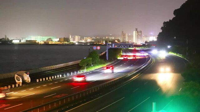 別大国道の車の光跡（大分県大分市）