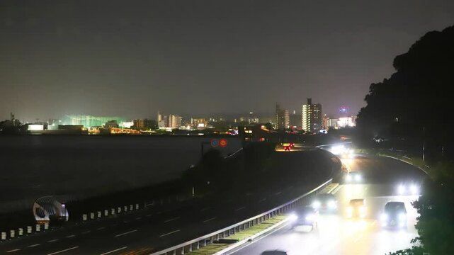 別大国道の車の光跡（大分県大分市）