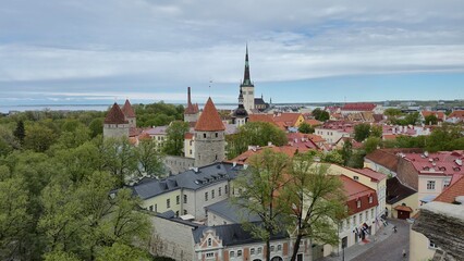 Obraz premium Picturesque view of Tallinn medieval city center with colorful rooftops, towers and the Baltic Sea in the background