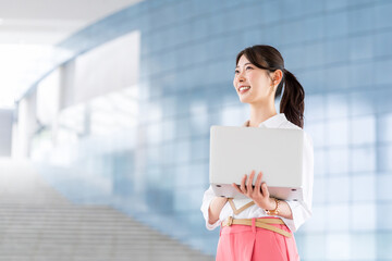 オフィスで働くビジネスウーマン
